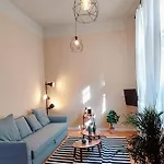 A+ Downtown Akácfa *