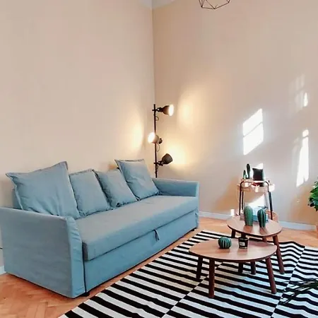 A+ Downtown Akacfa Apartament *